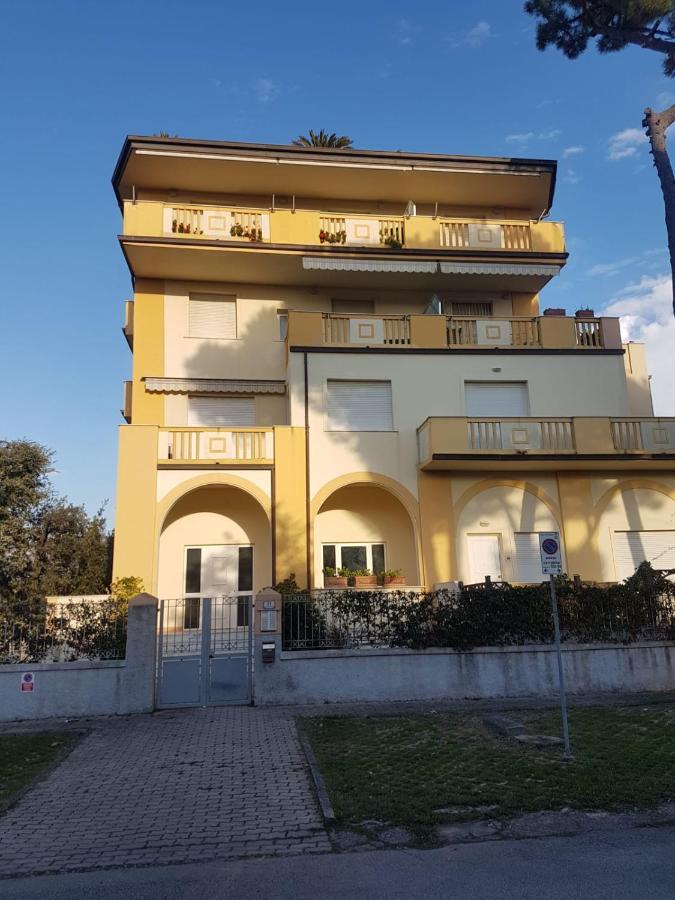 Apartamento Vittoria Marina Di ปิเอตราซานตา ภายนอก รูปภาพ