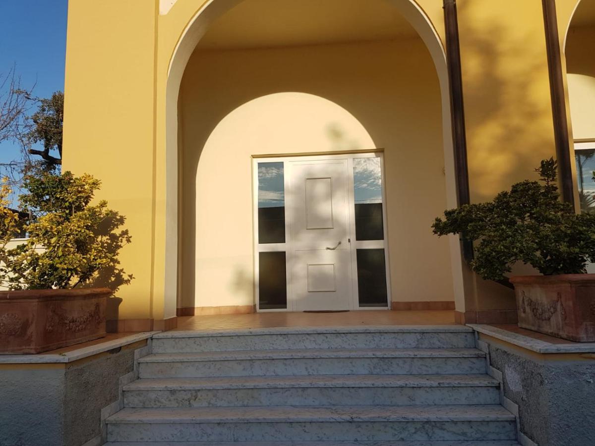Apartamento Vittoria Marina Di ปิเอตราซานตา ภายนอก รูปภาพ